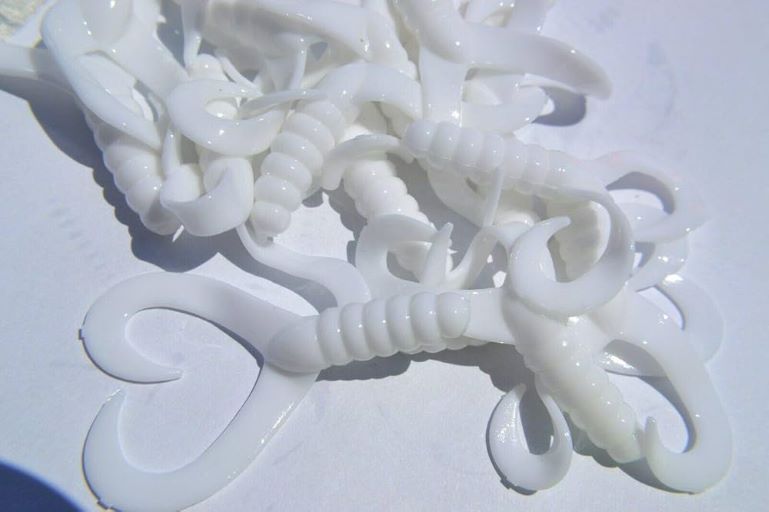 KRAMER LAKE TACKLE PREMIUM BAIT 4" TWIN TAIL GRUBS - WHITE